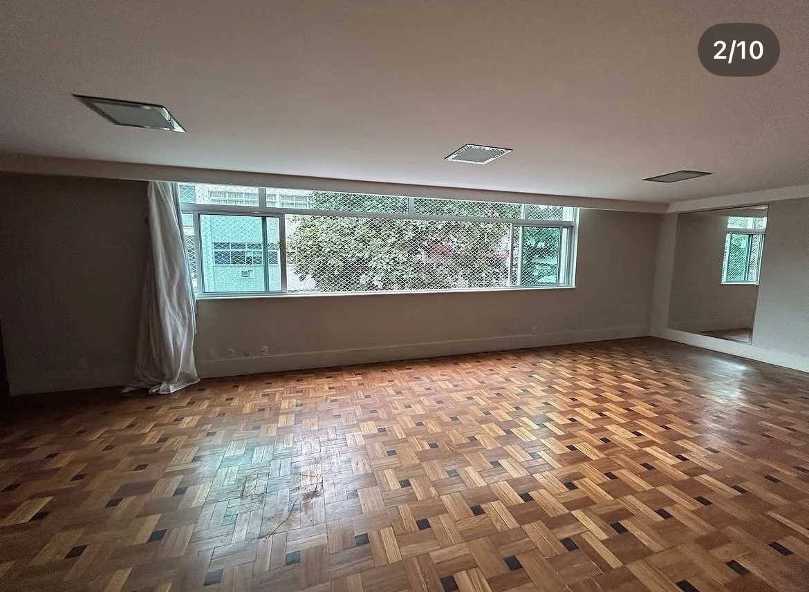 Sala com janela ampla e piso em taco