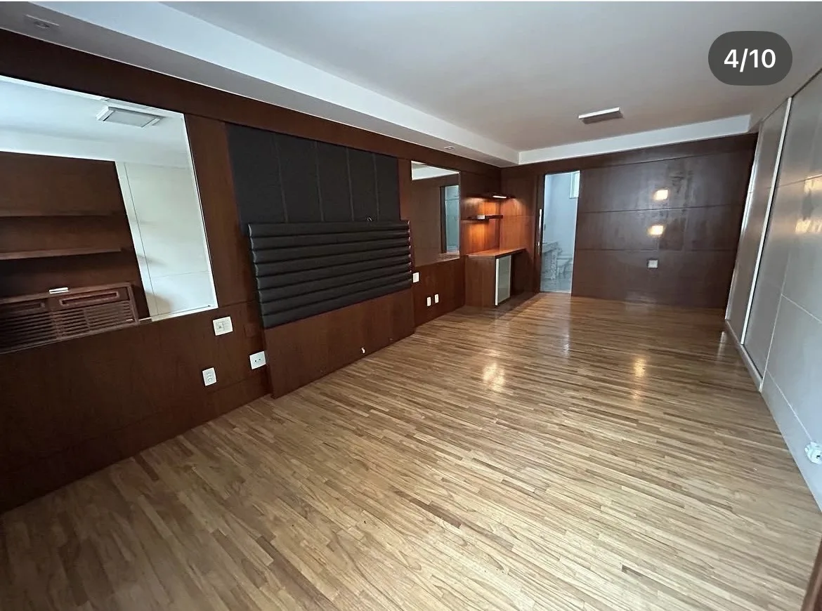 Suíte com banheira de hidromassagem e piso em mármore