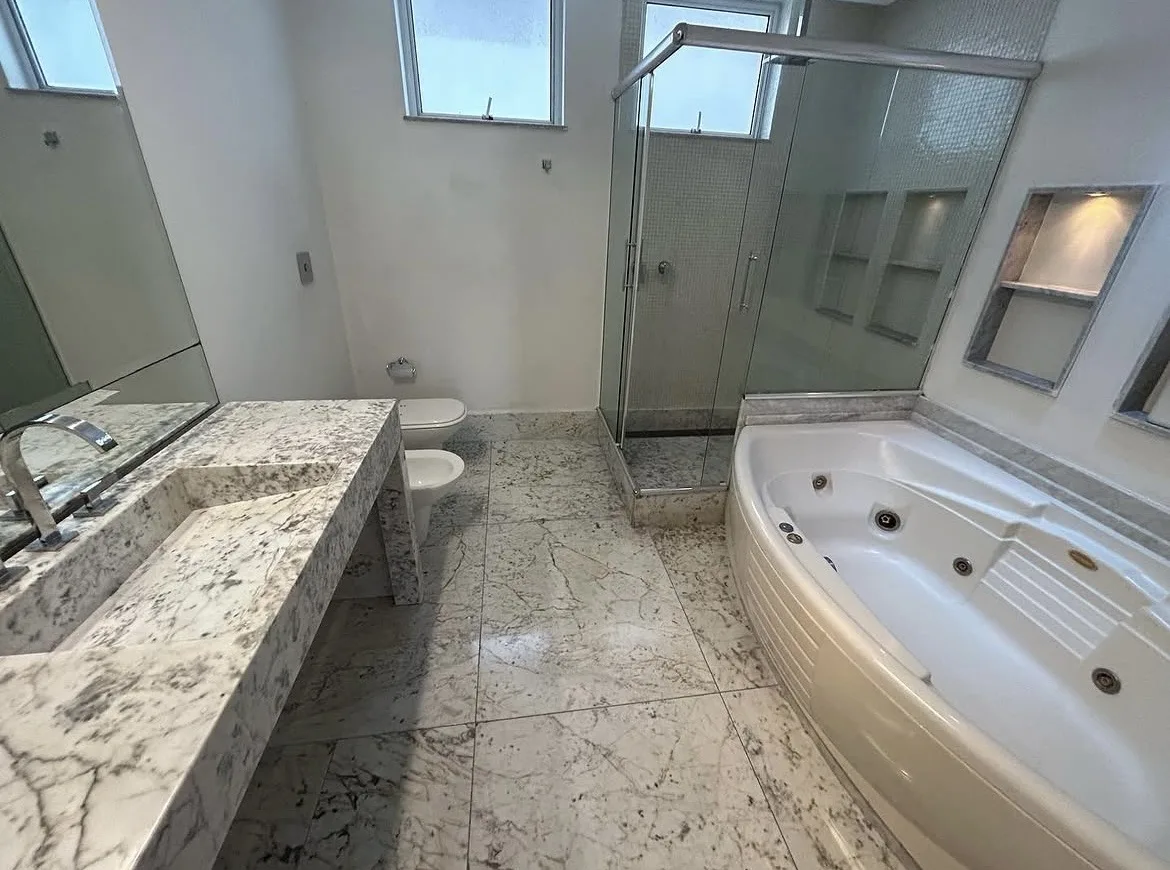 Cozinha planejada com bancada em granito preto