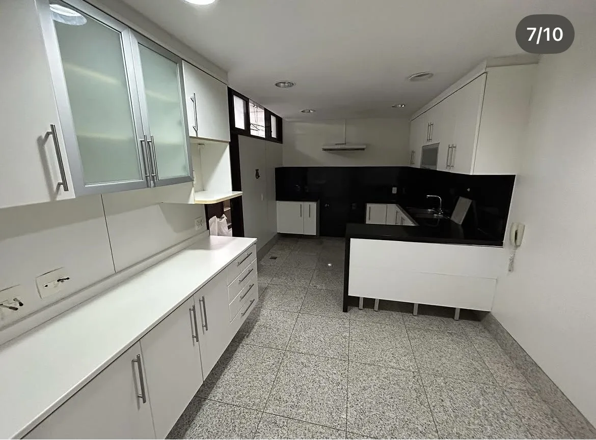 Quarto com armário planejado e estante