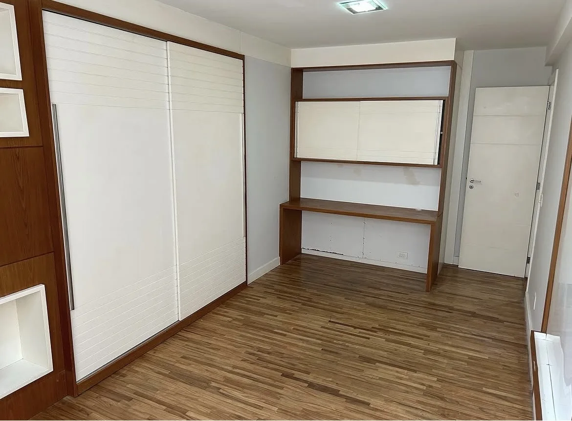 Quarto com escrivaninha planejada e espelheira