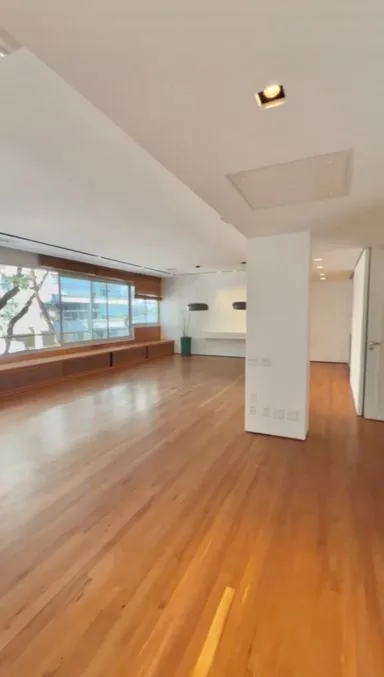 General Artigas, 240 m² and three parking spaces in Leblon