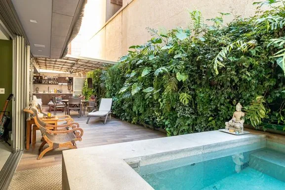 Garden apartment in Leblon, 265 m² on the ground floor with three parking spaces