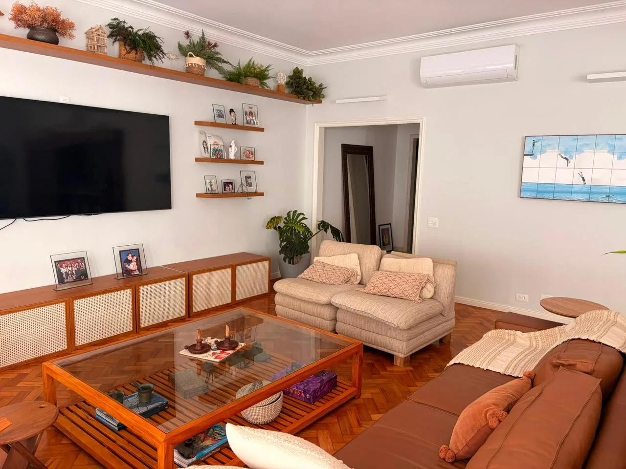 Sala de estar aconchegante com sofás e tapete