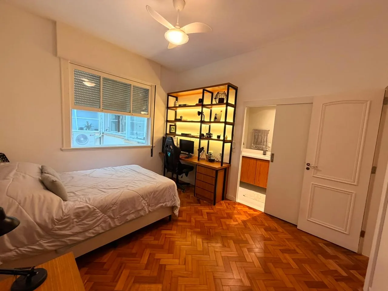 Suíte com cama de casal e espelho de corpo inteiro