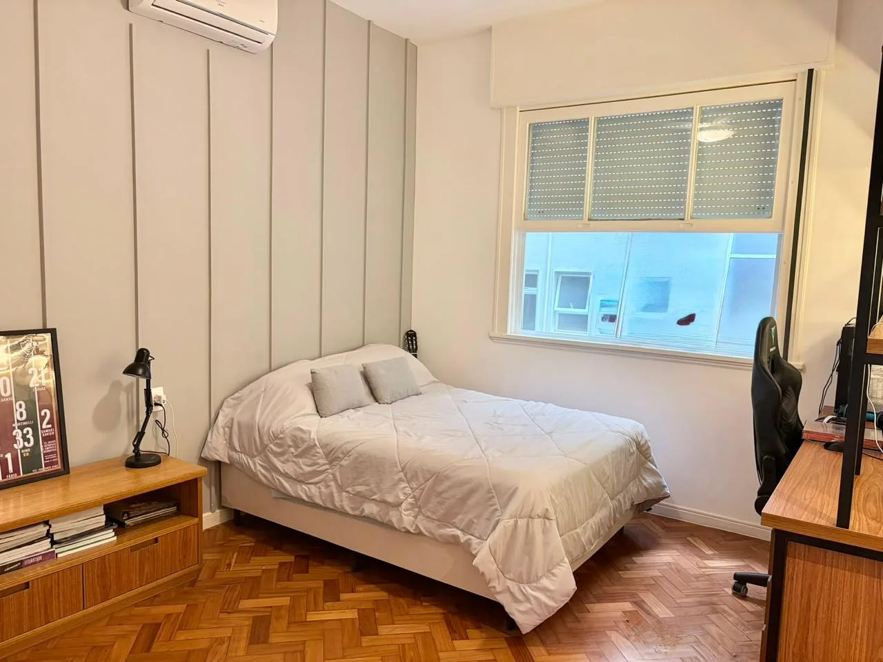 Quarto/escritório com estante planejada e cama