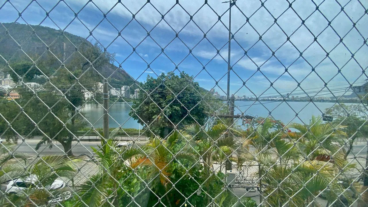 Vista frontal da Lagoa Rodrigo de Freitas e do morro Dois Irmãos a partir da sala