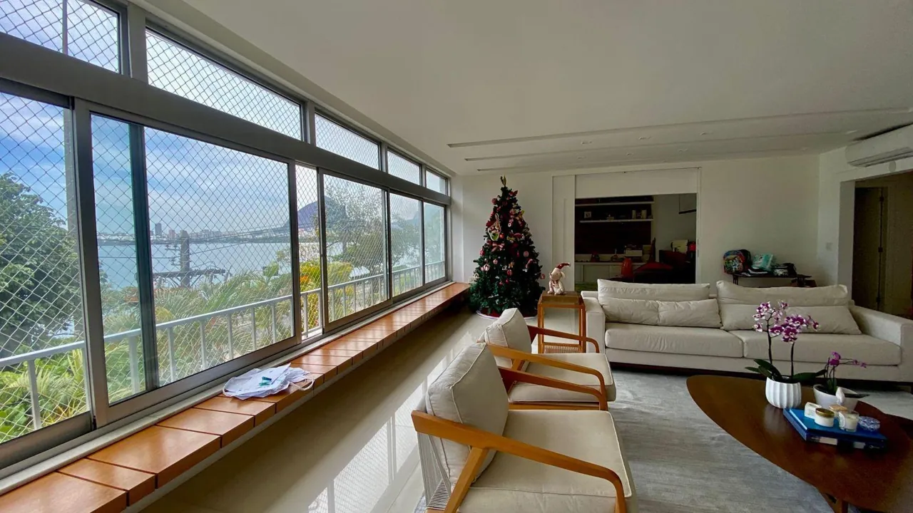 Sala com sofás claros e janelas panorâmicas