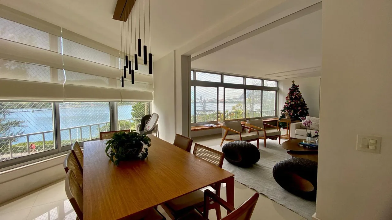 Sala de jantar integrada à sala de estar, com luz natural