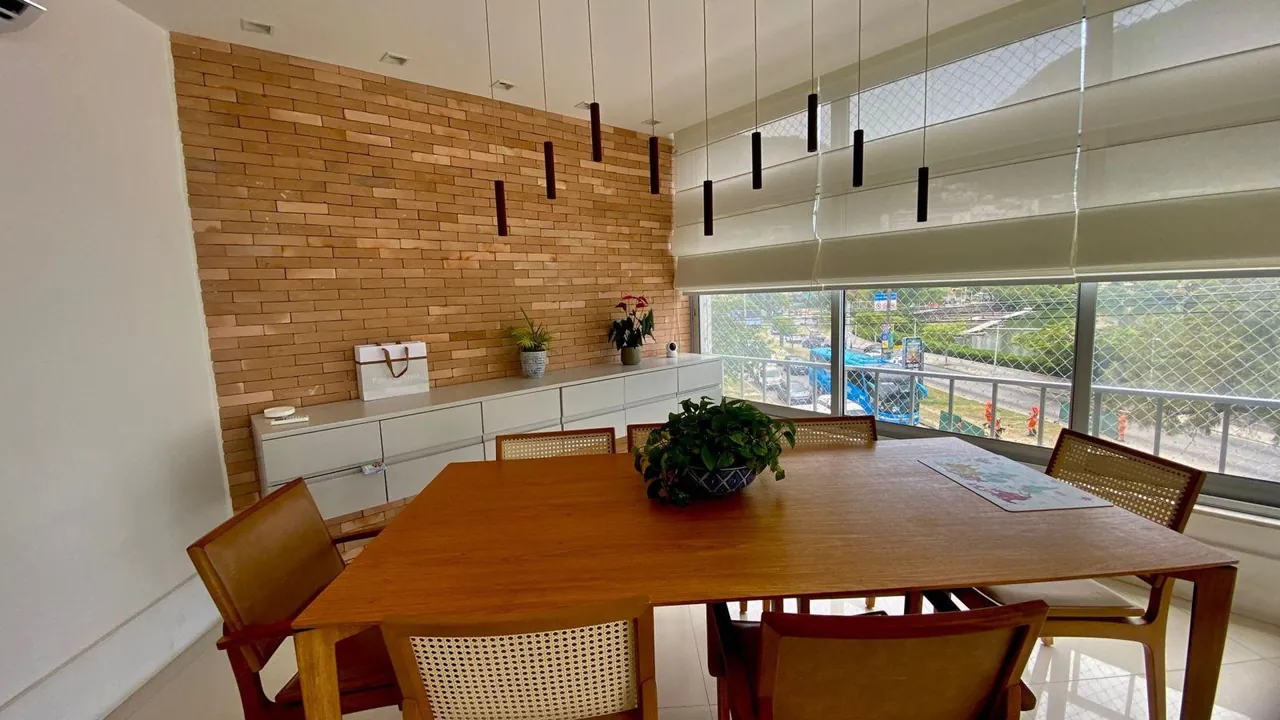 Sala de jantar com painel de madeira e aparador