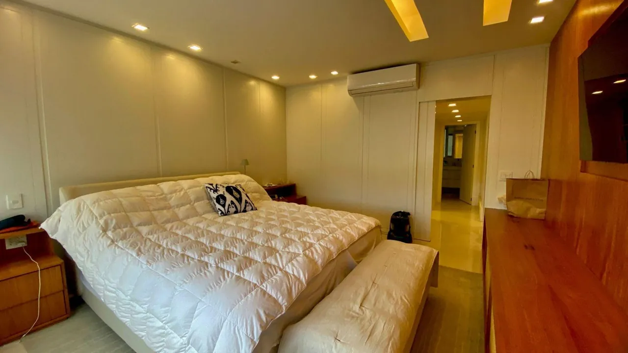 Suíte principal com iluminação embutida e acesso ao closet