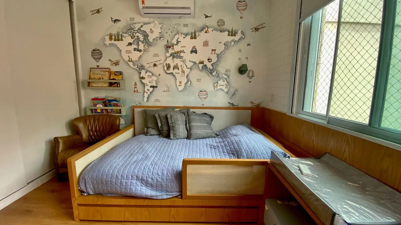 Quarto com marcenaria planejada e janela ampla