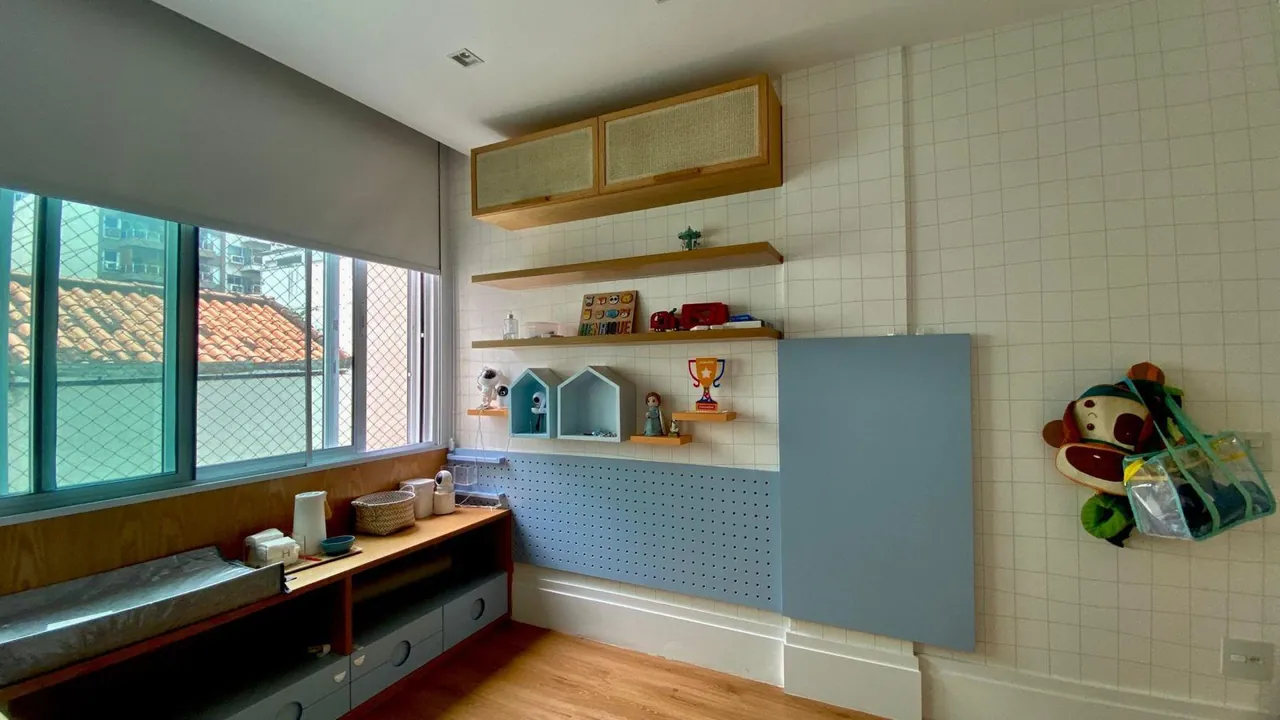 Quarto com armários e bancada de estudo