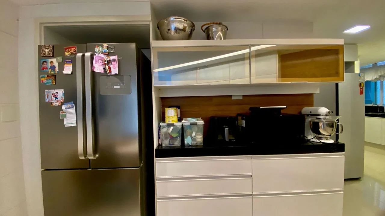 Cozinha com geladeira de duas portas e armários