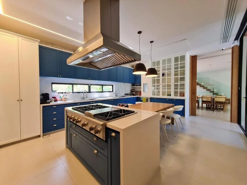 Cozinha planejada com cooktop e coifa suspensa