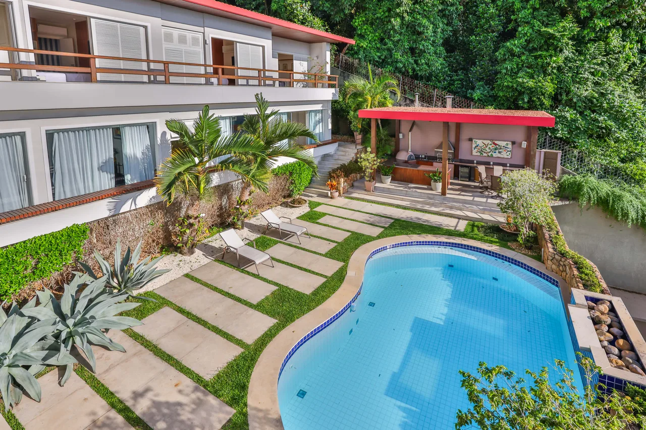 Villa com piscina entre o mar e as montanhas no Joá