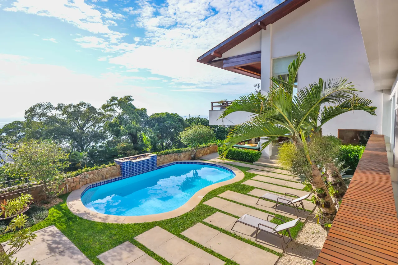Piscina com vista para as árvores