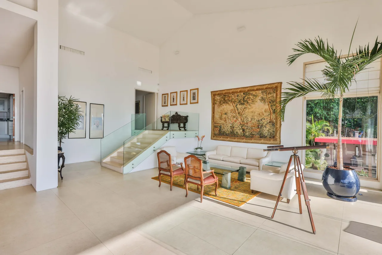 Sala de estar com lareira e tapeçaria