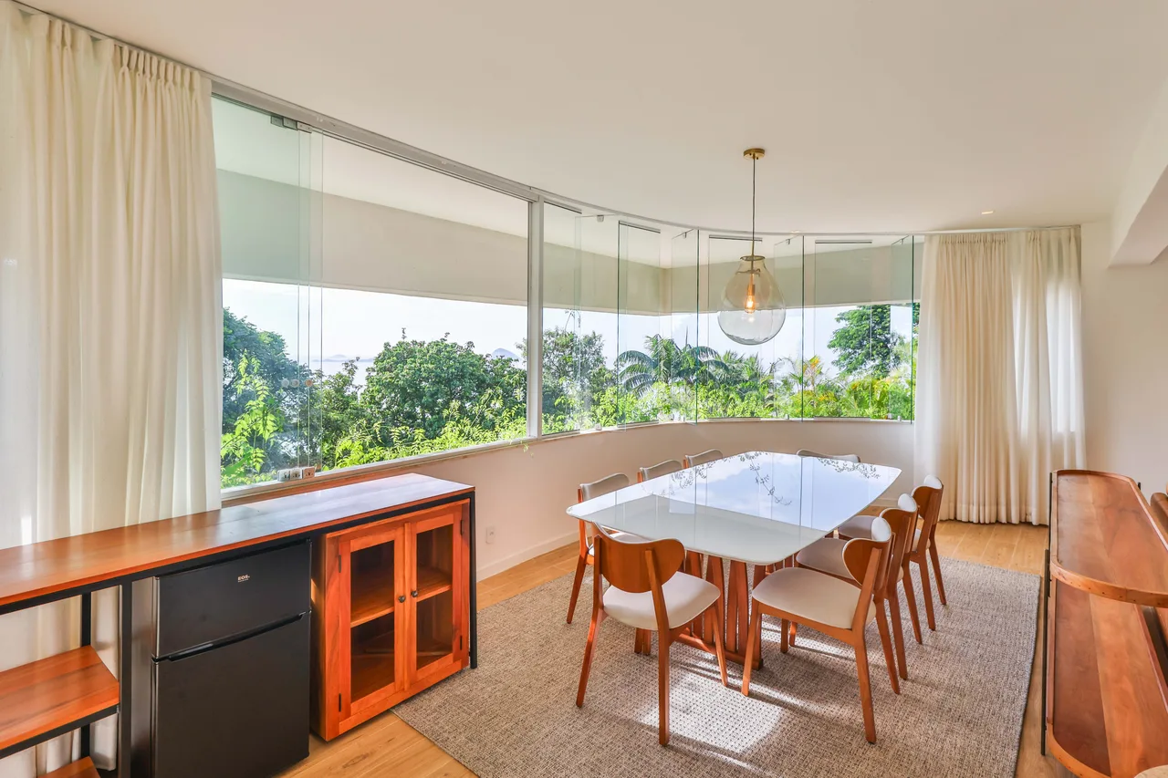 Sala de jantar com vista para o jardim e piscina