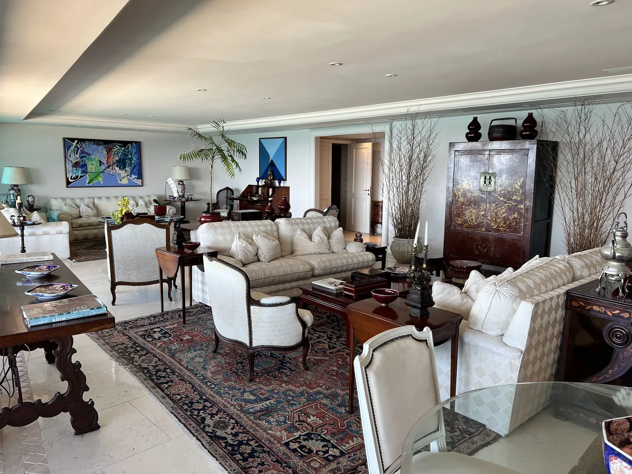 Sala de estar integrada ao terraço com vista para o mar