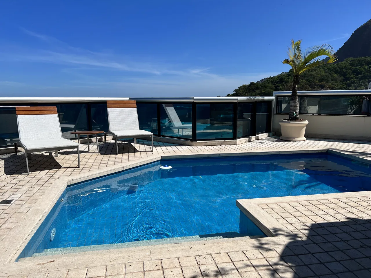 Piscina no terraço com vista para a Pedra da Gávea
