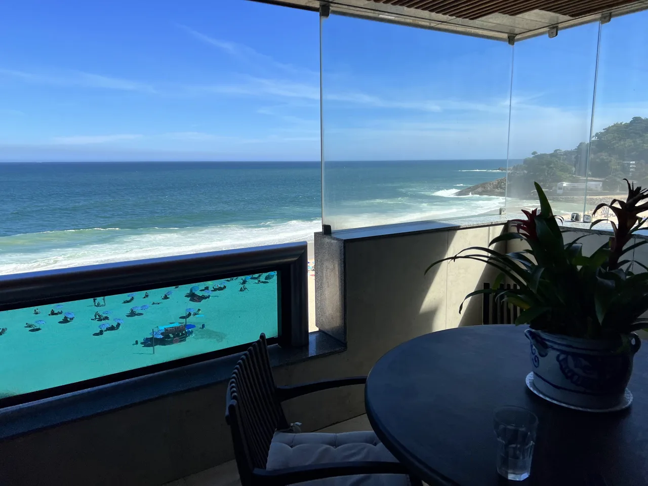 Varanda com vista aberta para a praia do Leblon