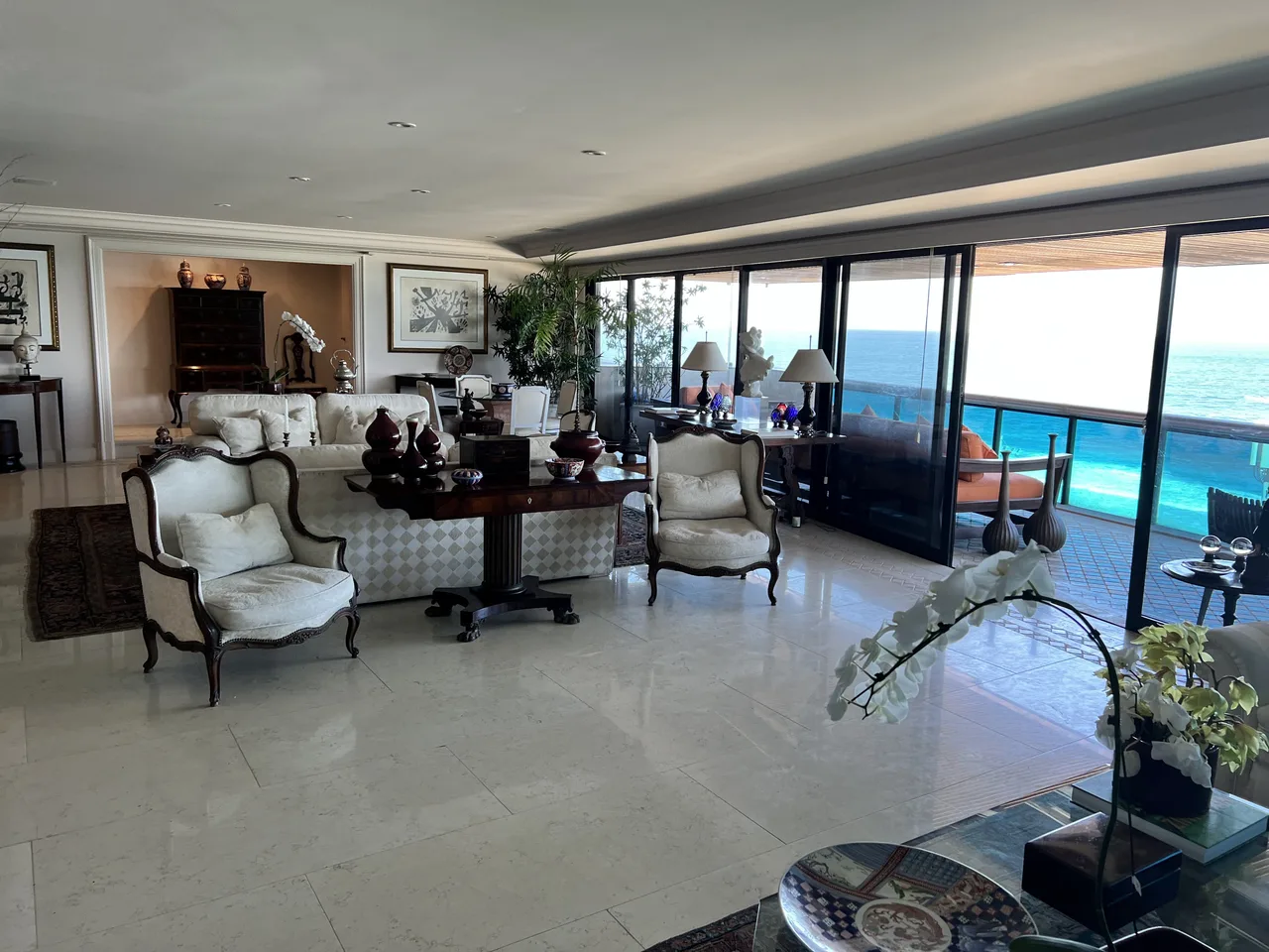 Sala de estar ampla com acesso direto ao terraço
