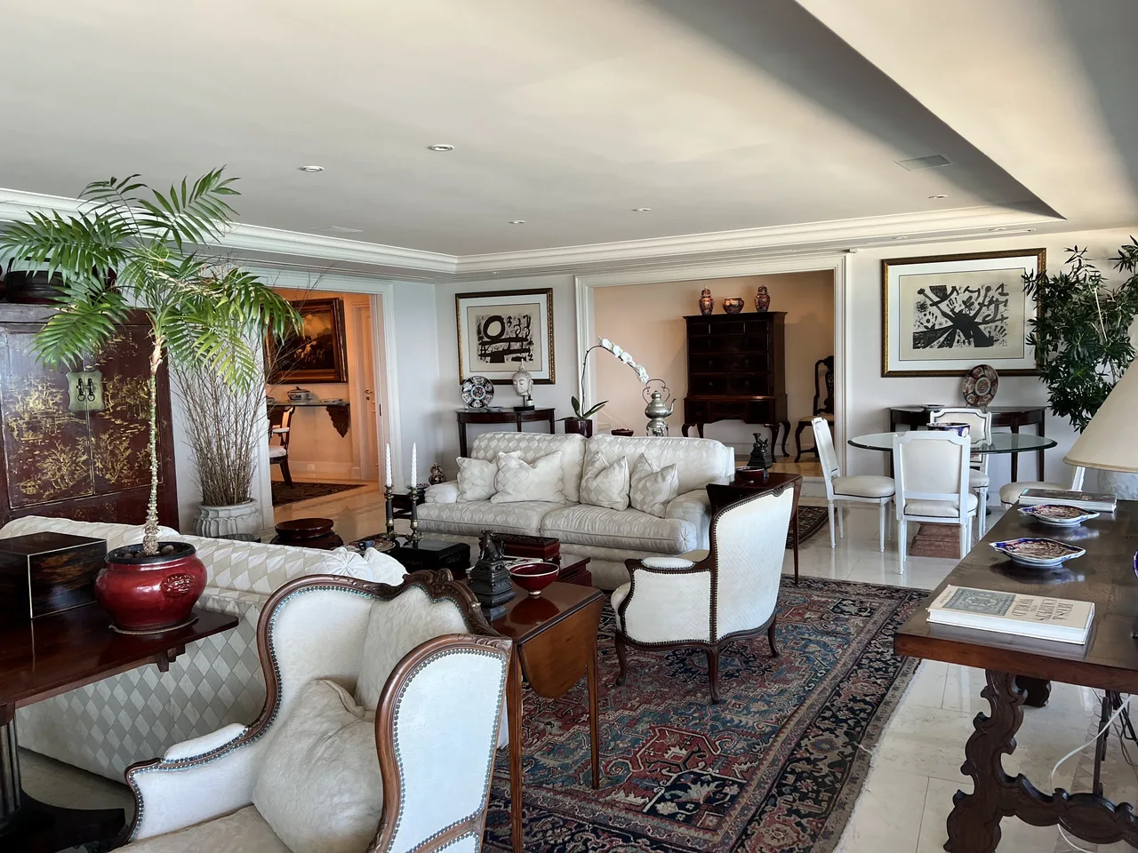 Sala de estar com peças de decoração e tapete persa