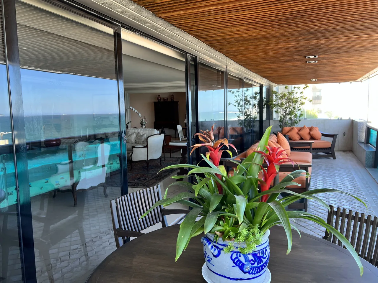 Terraço com estar externo e vista para o mar