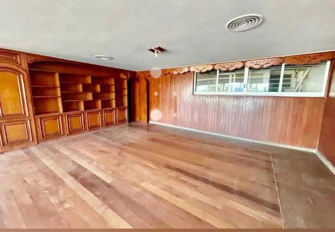 Estado atual: biblioteca em madeira