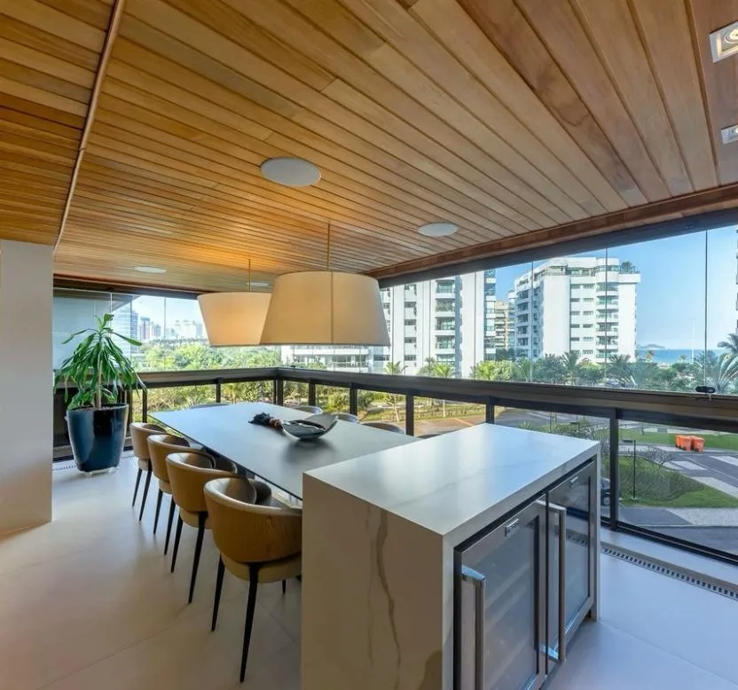 Varanda gourmet coberta com mesa e vista