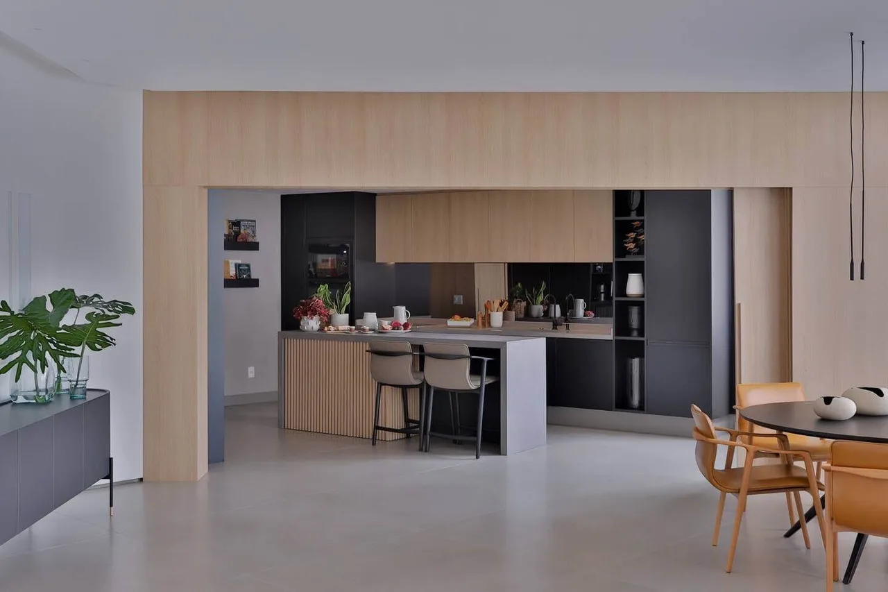 Cozinha integrada com ilha, bancada e sala de jantar ao fundo