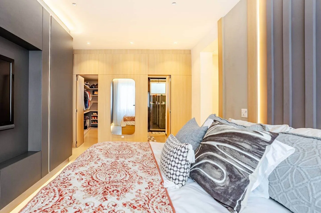 Suíte master com acesso ao closet planejado