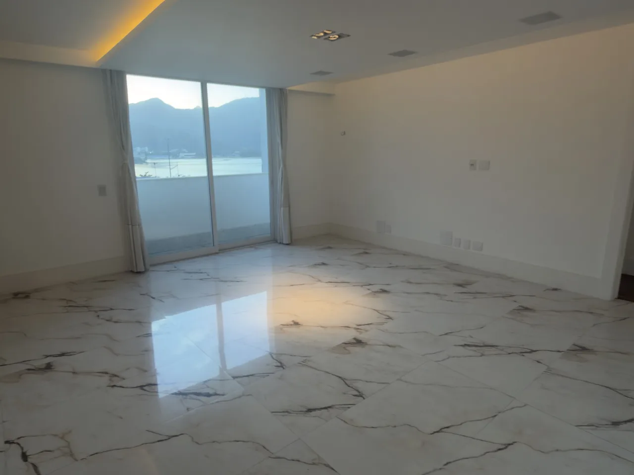 Suíte com piso em mármore e vista