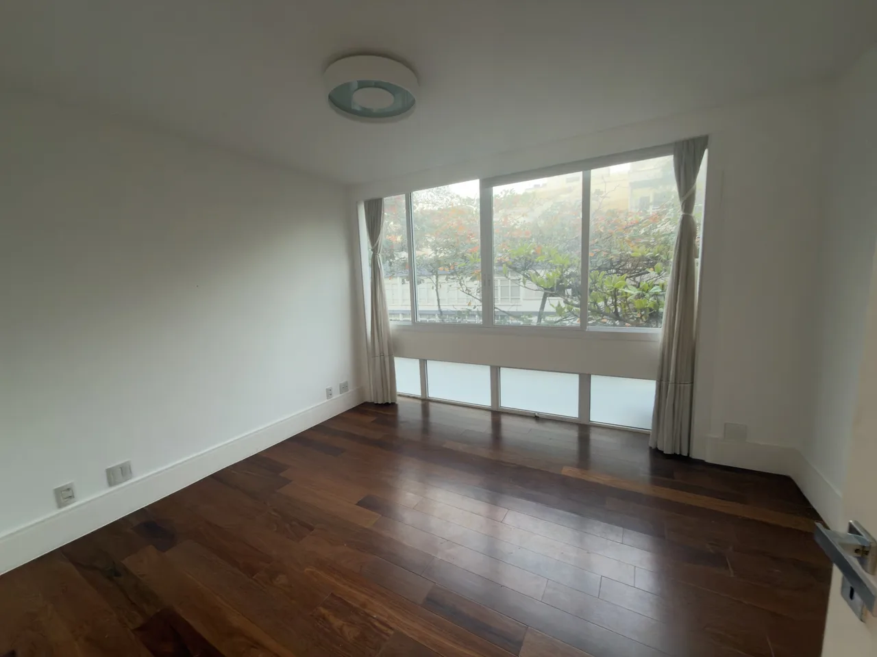 Quarto com vista para área verde