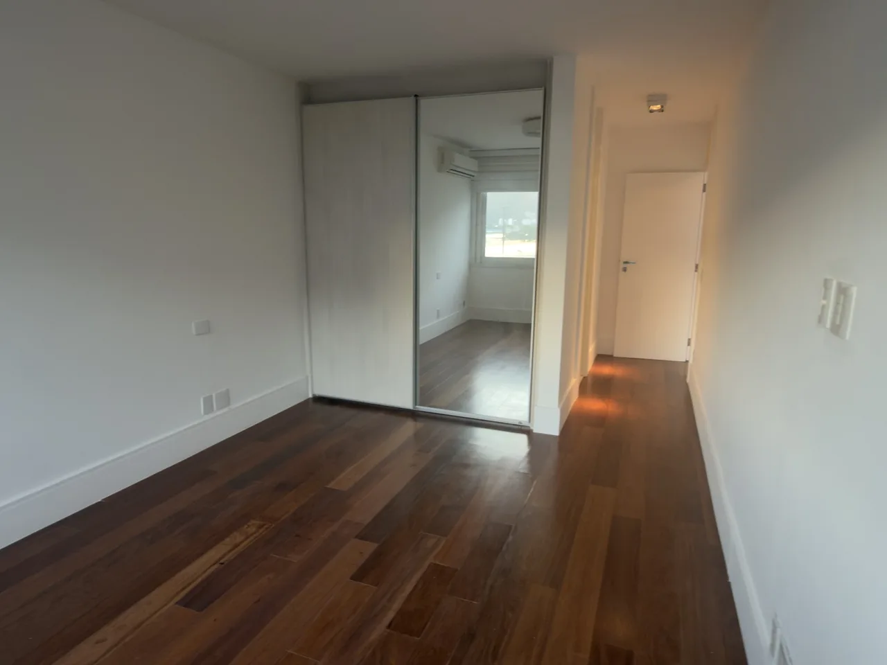 Quarto com closet espelhado