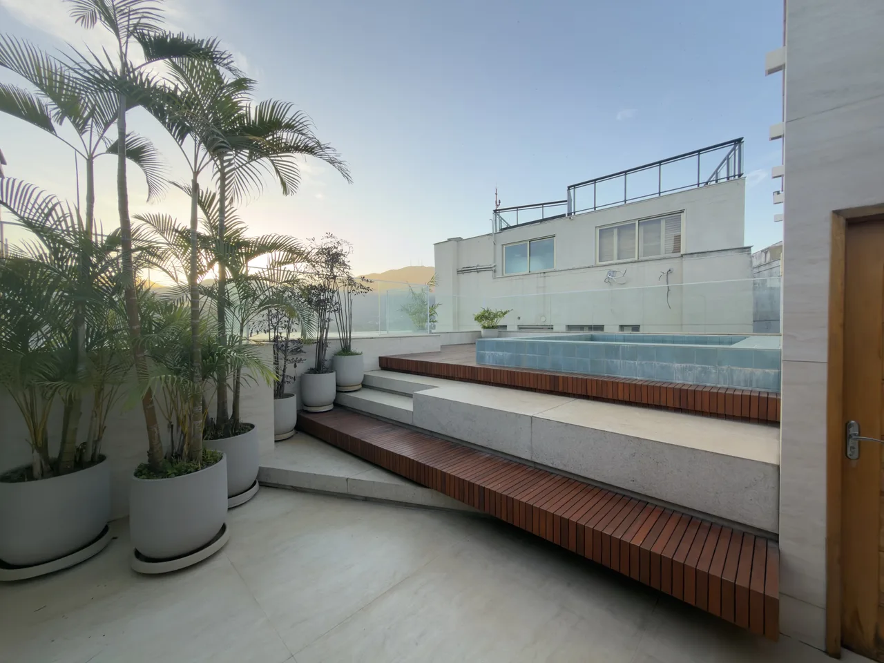 Terraço com piscina e deck de madeira