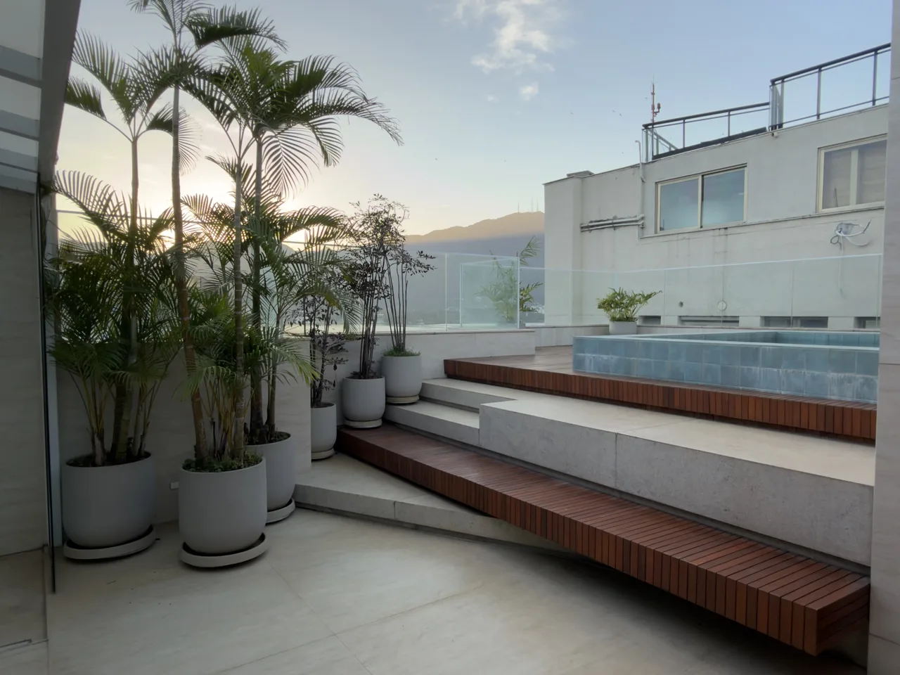 Piscina do terraço com vista para a cidade