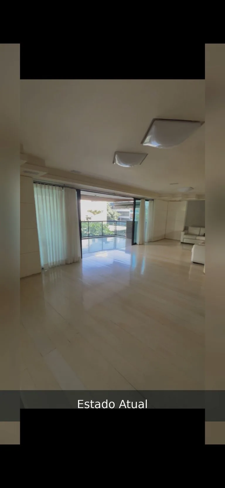 Estado atual: sala ampla com piso de madeira clara e porta de correr para a varanda
