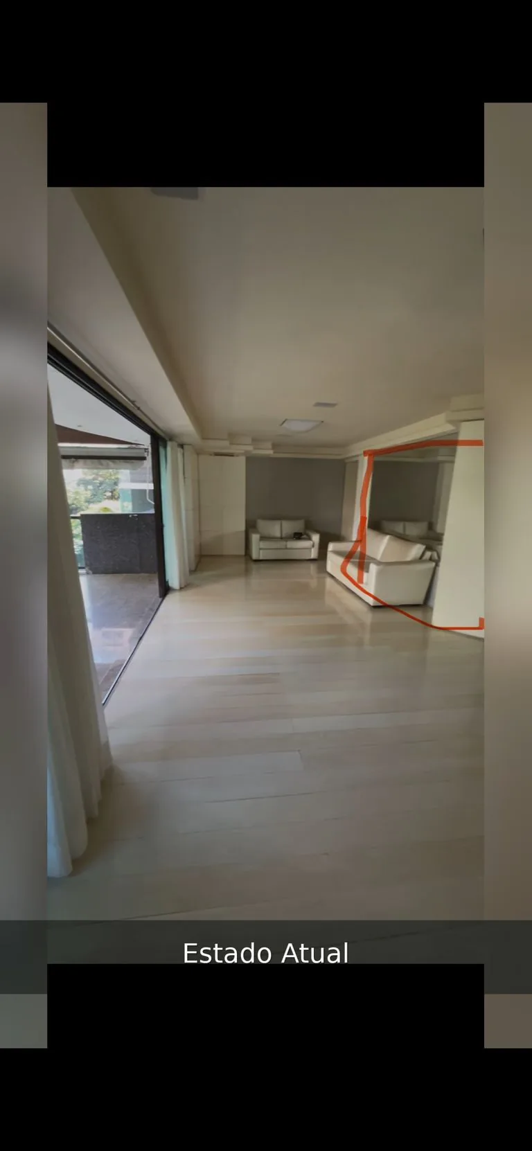 Estado atual: sala em outro ângulo, com a varanda à esquerda e marcação da reforma proposta