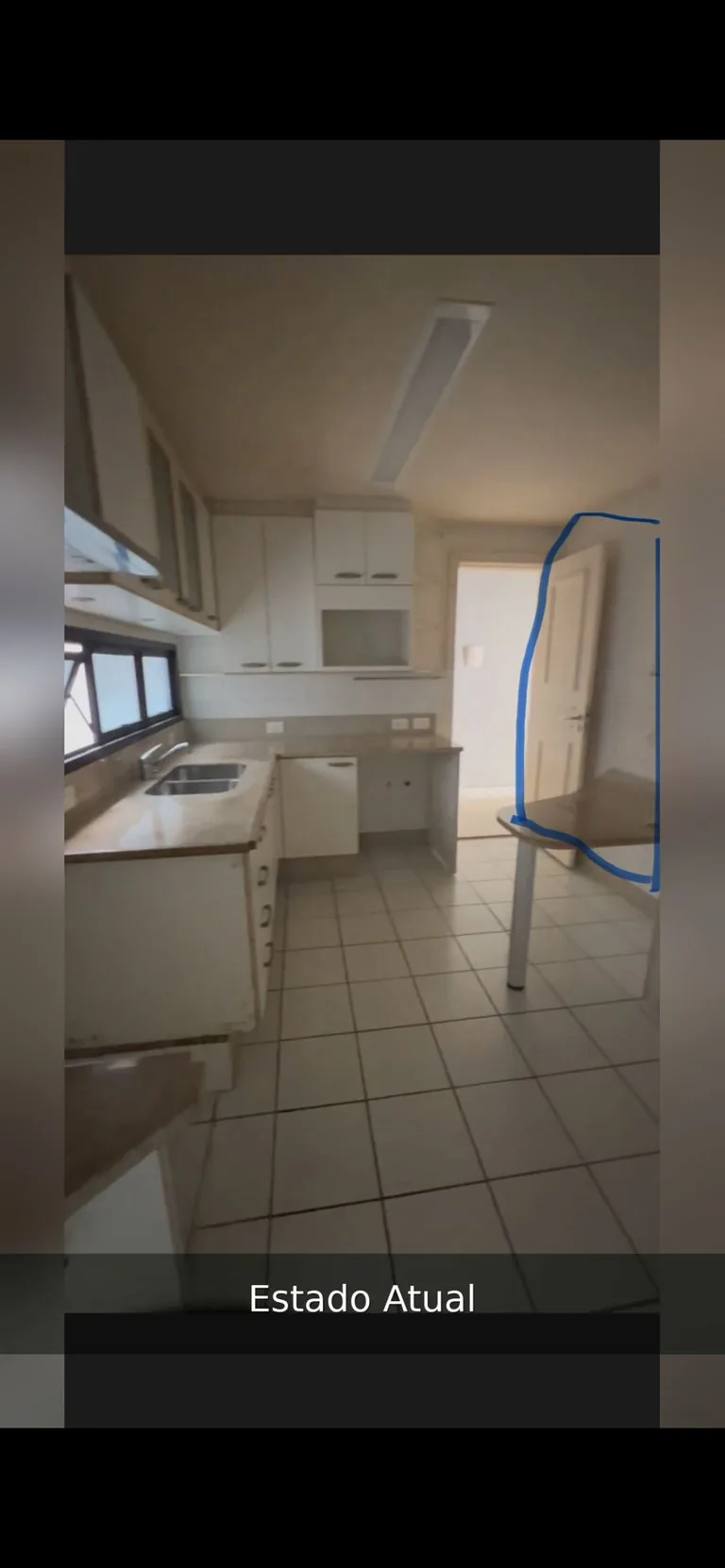 Estado atual: cozinha com armários brancos, bancada em pedra e piso de cerâmica