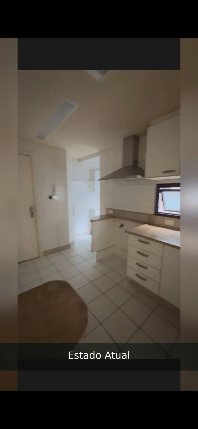 Estado atual: cozinha vista da área de serviço, com coifa e janela