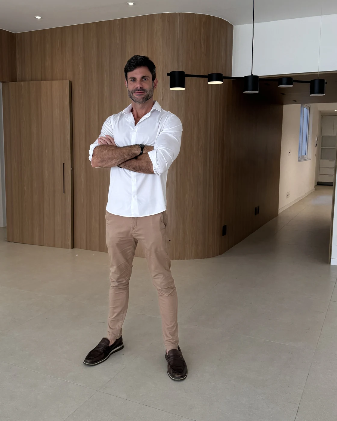 Léo Rudge em um imóvel de alto padrão no Rio de Janeiro