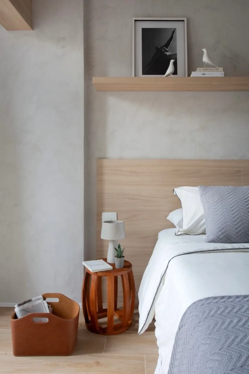Cabeceira de madeira e cama de casal com mesa lateral