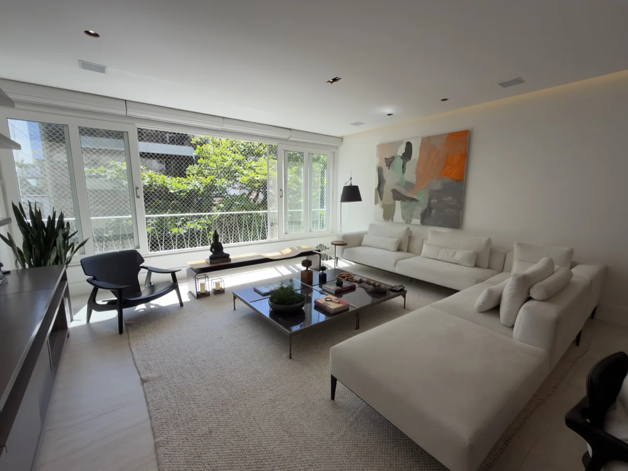 Sala com janelões e vista para o verde