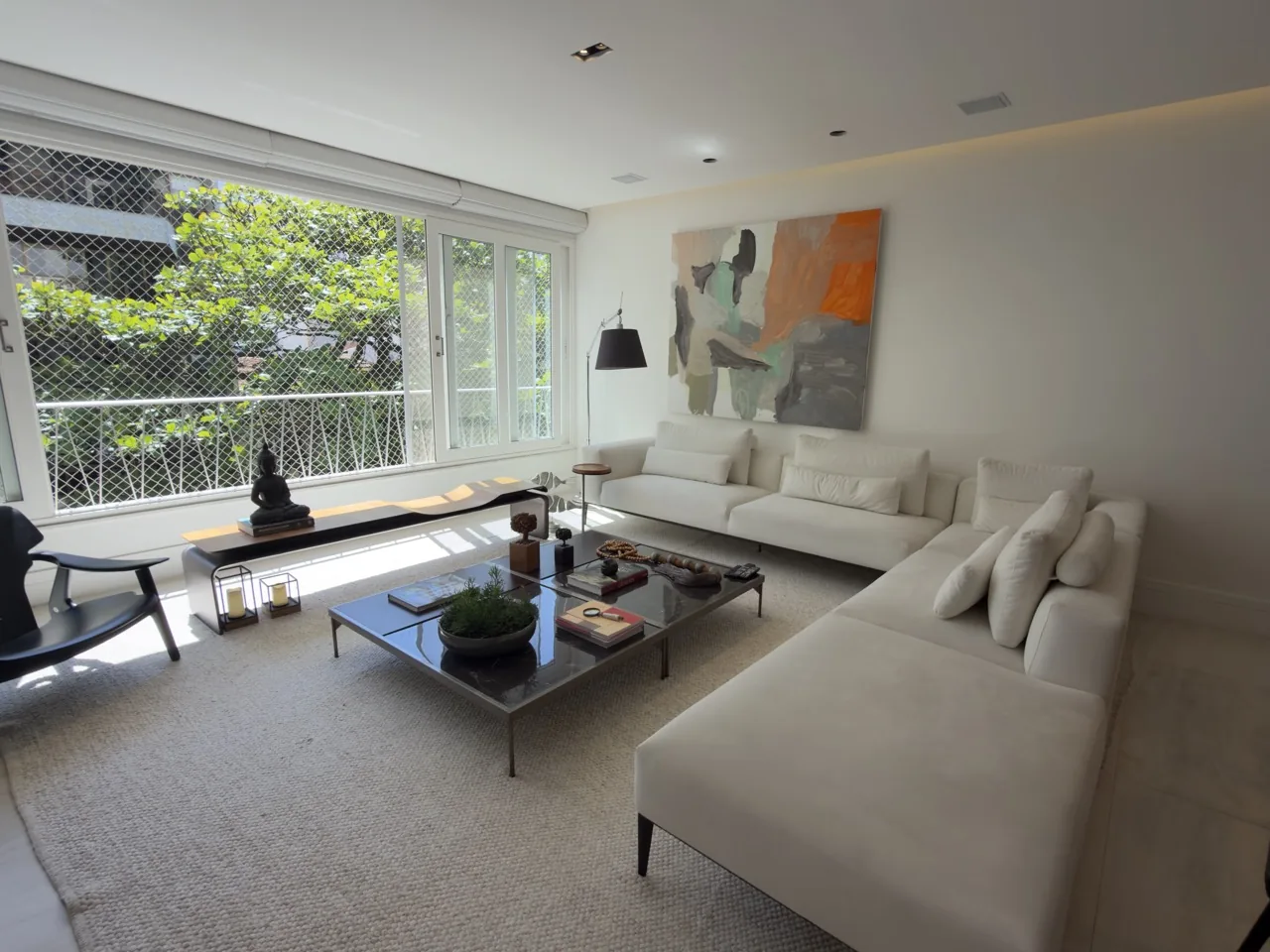 Living integrado, poltrona de design e mesa de centro