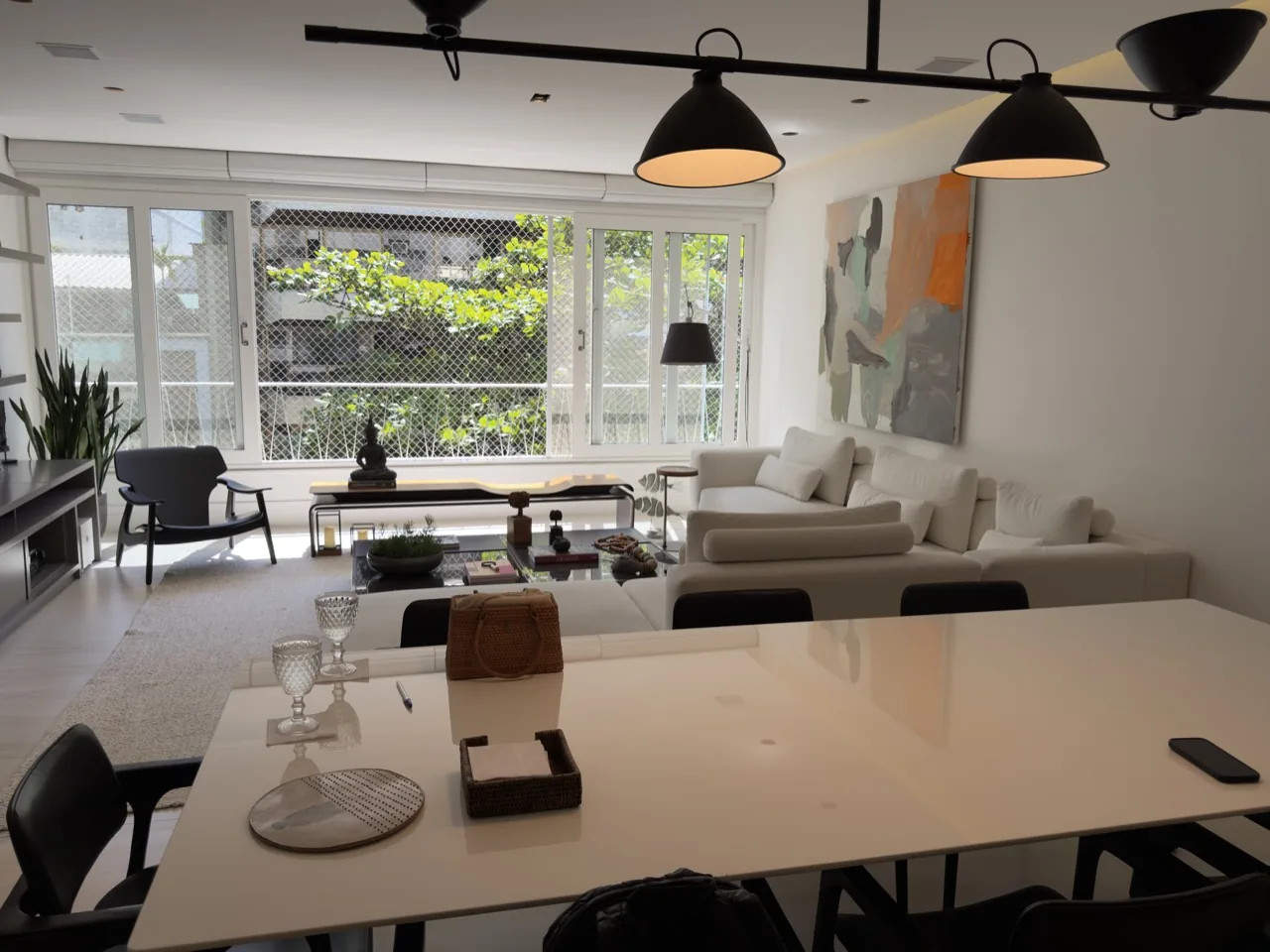 Mesa de jantar e estar em ambiente único