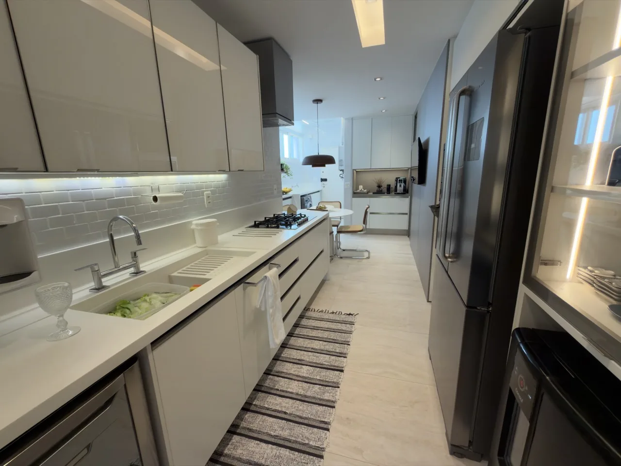 Cozinha em linha com bancada ampla