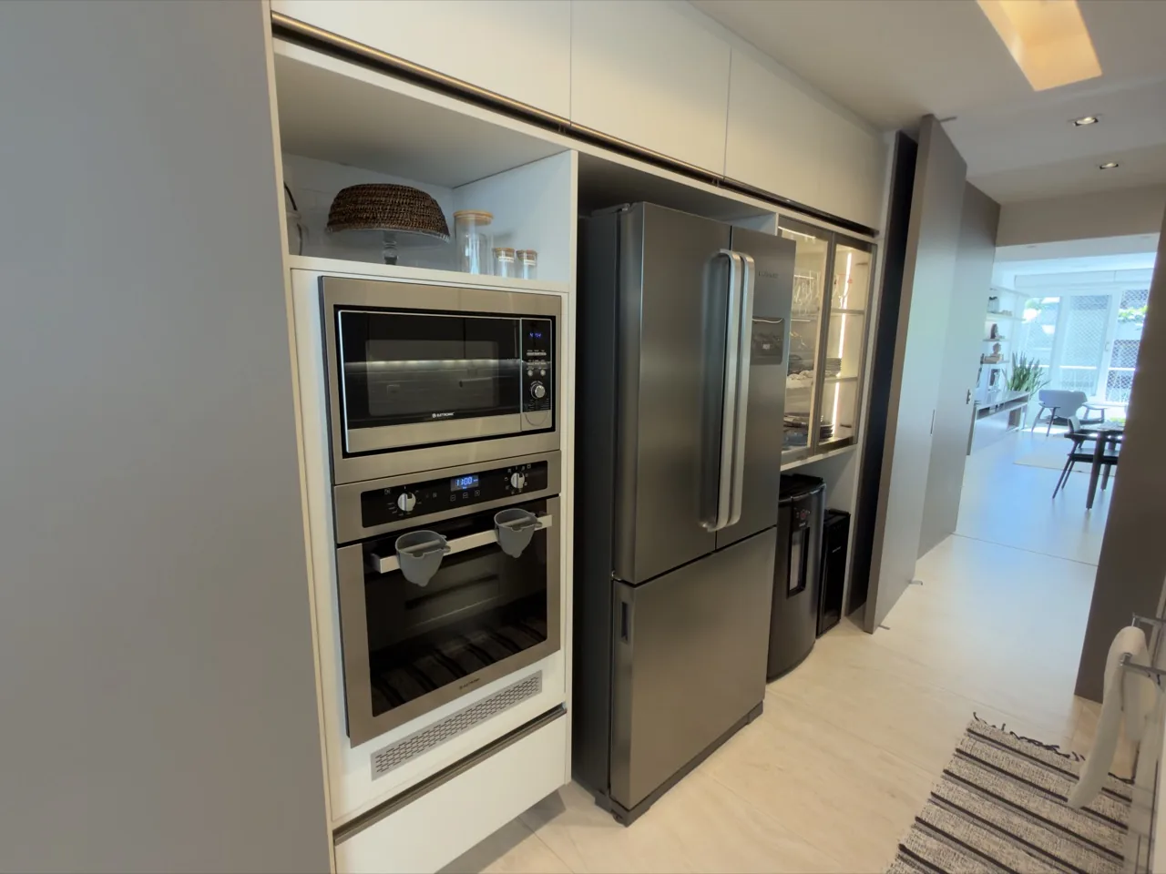 Cozinha com forno, micro-ondas e geladeira embutidos