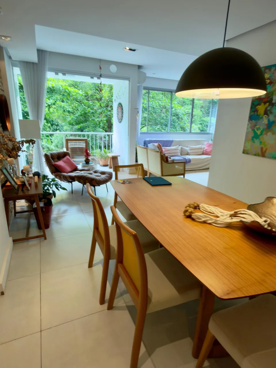 Sala integrada com jantar e varanda